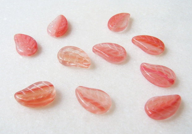 Margele sticla presata Cehia - frunze 4x9x14 mm