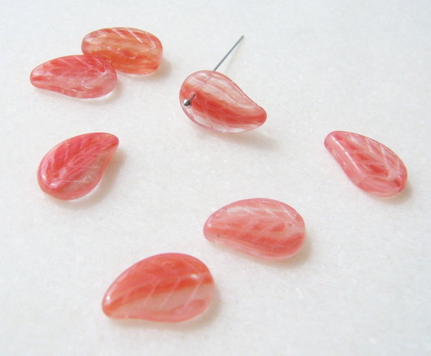 Margele sticla presata Cehia - frunze 4x9x14 mm