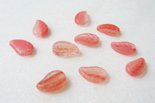 Margele sticla presata Cehia - frunze 4x9x14 mm
