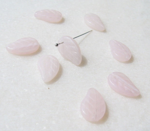 Margele sticla presata Cehia - frunze 4x9x14 mm