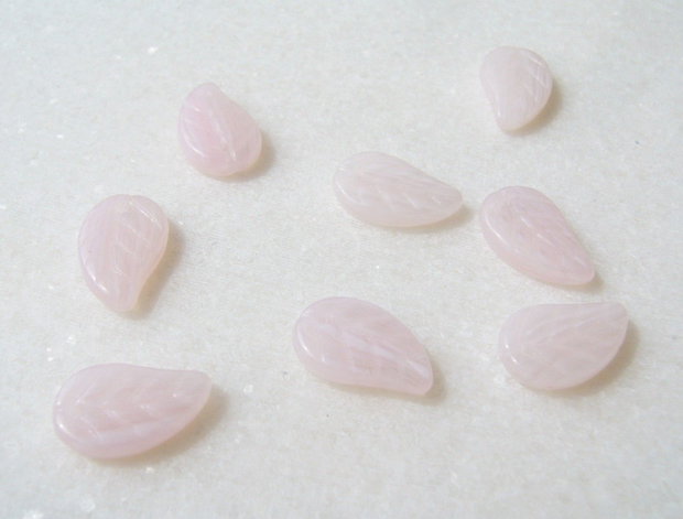 Margele sticla presata Cehia - frunze 4x9x14 mm