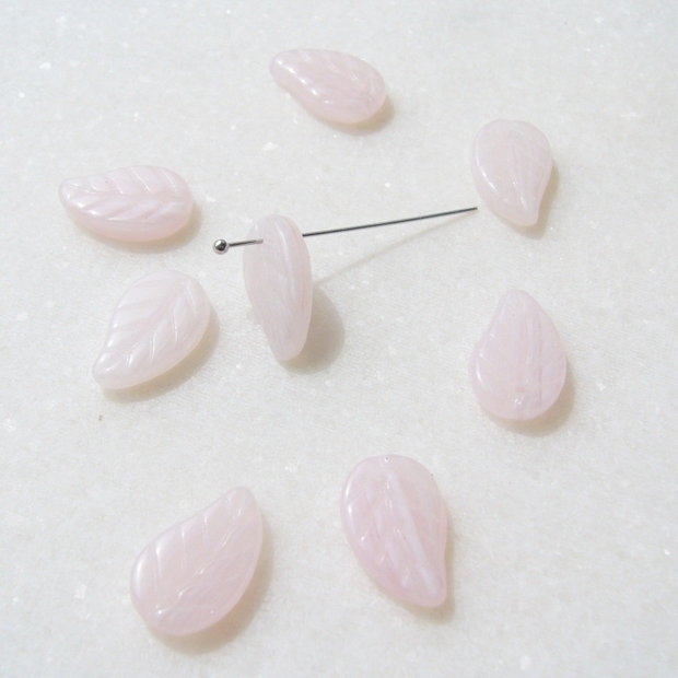 Margele sticla presata Cehia - frunze 4x9x14 mm