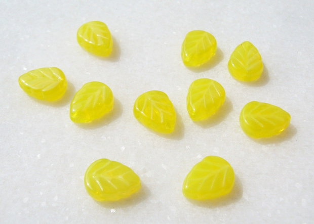 Margele sticla presata Cehia - frunze 3.5x8x10 mm