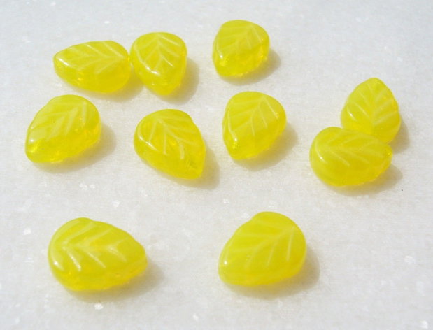 Margele sticla presata Cehia - frunze 3.5x8x10 mm
