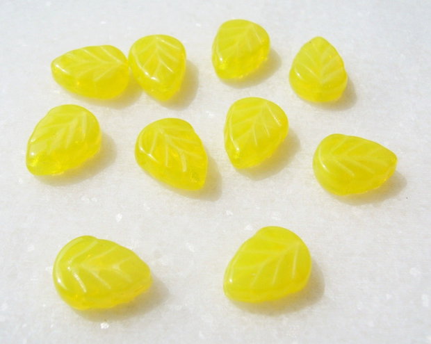 Margele sticla presata Cehia - frunze 3.5x8x10 mm