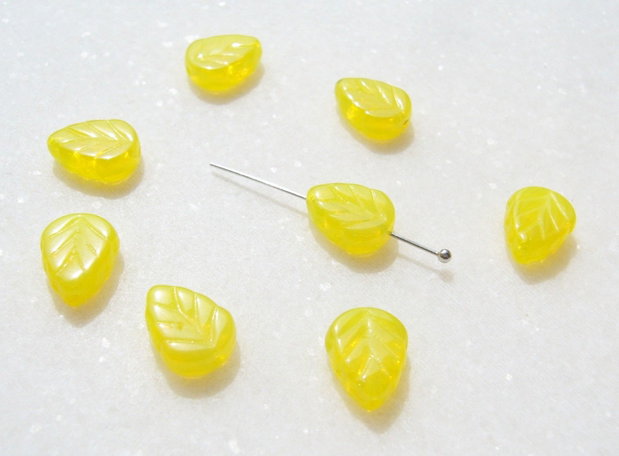 Margele sticla presata Cehia - frunze 3.5x8x10 mm