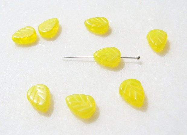 Margele sticla presata Cehia - frunze 3.5x8x10 mm