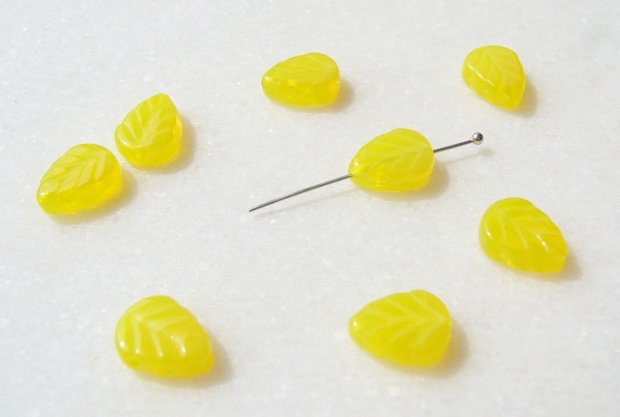 Margele sticla presata Cehia - frunze 3.5x8x10 mm