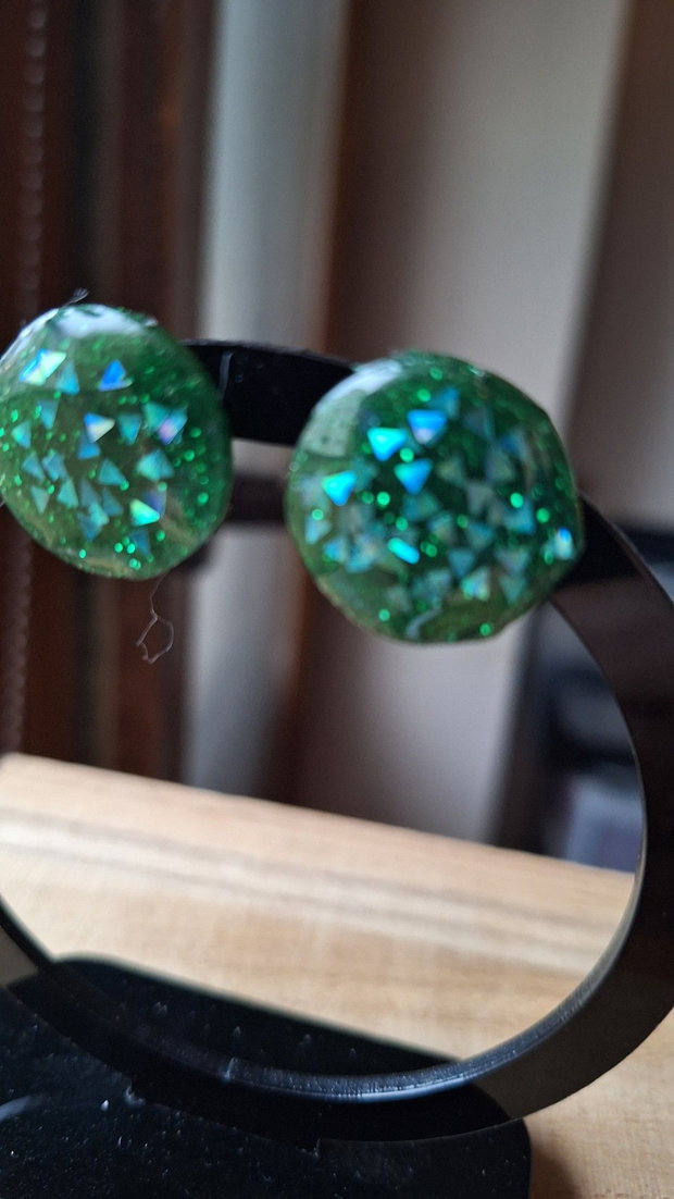 Cercei Stud Emerald Sparkle Rășină și Glitter Holografic Verde