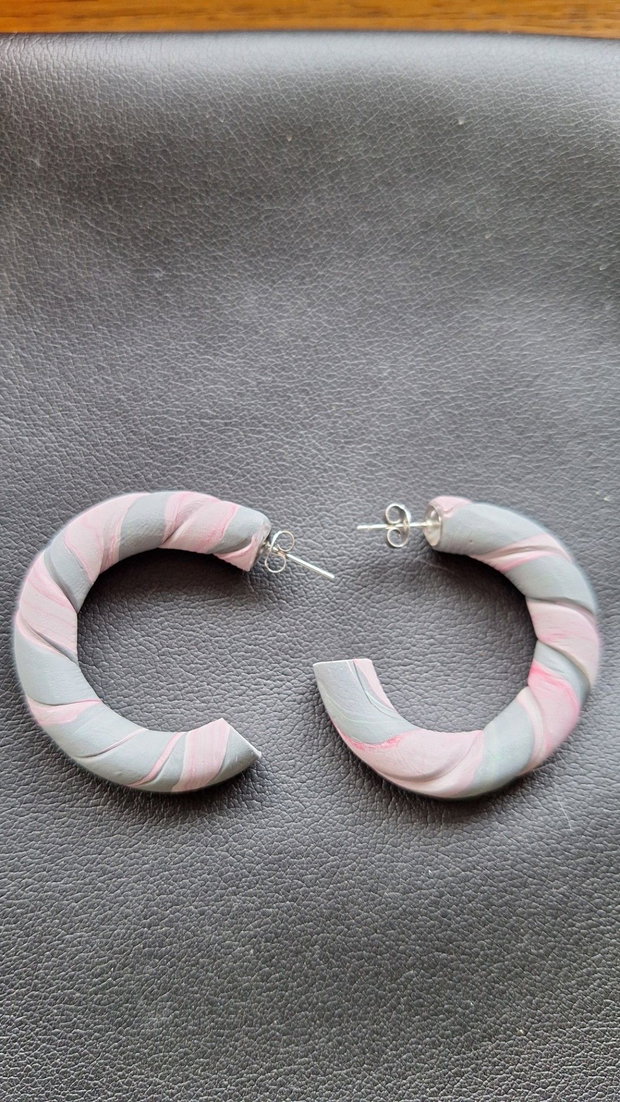 Cercei Hoops Răsuciți - Dusty Pink & Grey - Handmade din Lut Polimeric