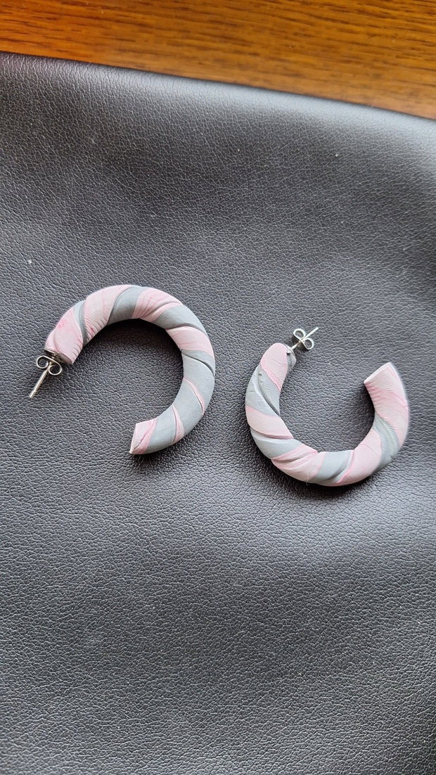 Cercei Hoops Răsuciți - Dusty Pink & Grey - Handmade din Lut Polimeric