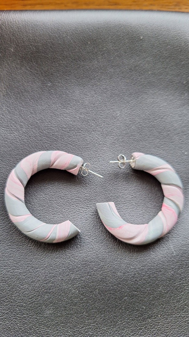 Cercei Hoops Răsuciți - Dusty Pink & Grey - Handmade din Lut Polimeric