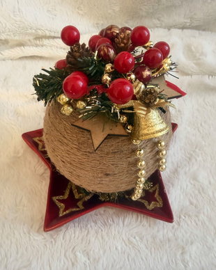 Aranjament Crăciun handmade premium  glob rustic învelit manual în sfoară, pe platou stea roșie, decor festiv elegant