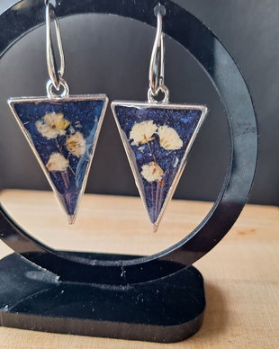 Cercei Starry Meadow  din Rășină cu Flori Naturale  Albastru & Alb