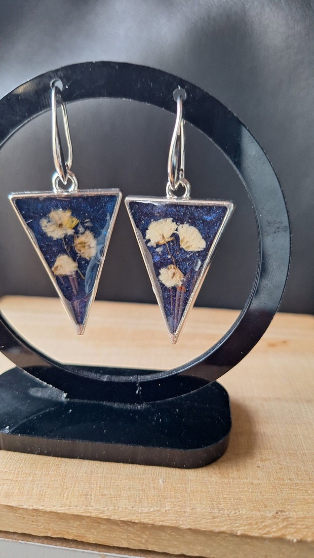 Cercei Starry Meadow din Rășină cu Flori Naturale Albastru & Alb