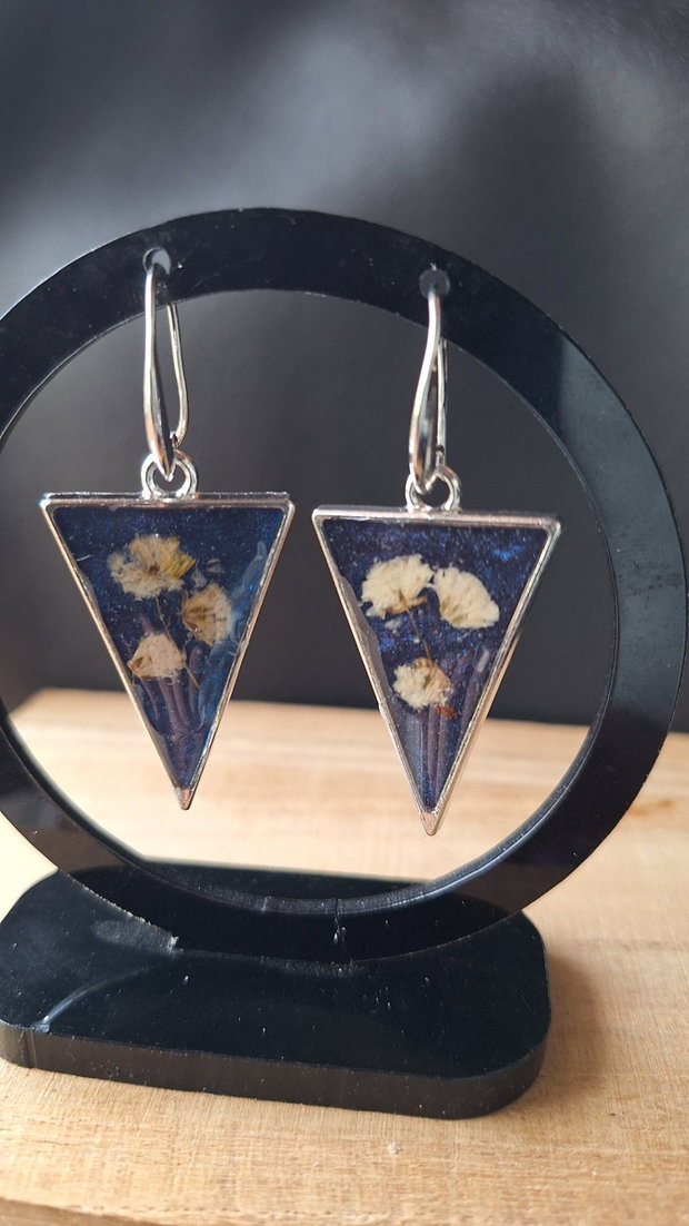 Cercei Starry Meadow din Rășină cu Flori Naturale Albastru & Alb