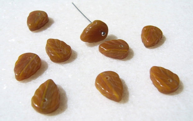 Margele sticla presata Cehia - frunze 3.5x8x10 mm