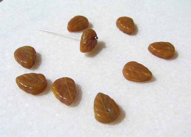 Margele sticla presata Cehia - frunze 3.5x8x10 mm