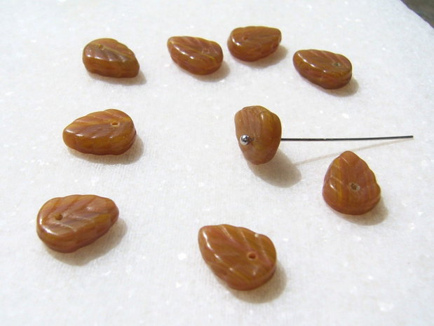 Margele sticla presata Cehia - frunze 3.5x8x10 mm