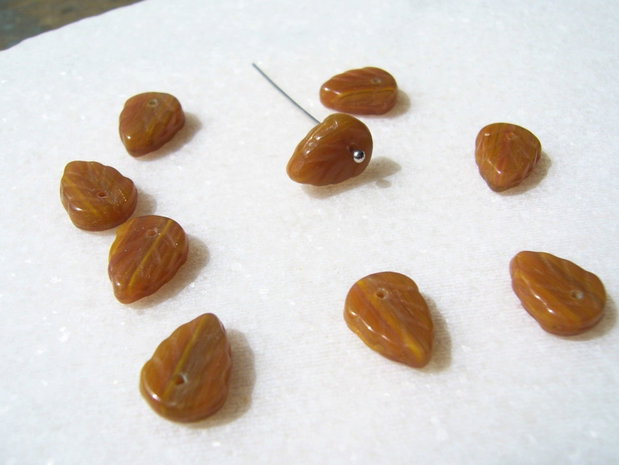 Margele sticla presata Cehia - frunze 3.5x8x10 mm