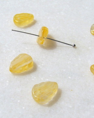 Margele sticla presata Cehia - frunze 3.5x8x10 mm