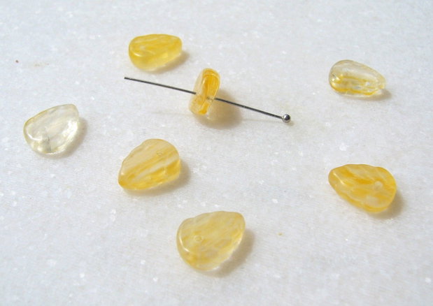 Margele sticla presata Cehia - frunze 3.5x8x10 mm