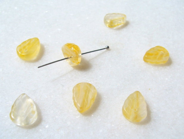 Margele sticla presata Cehia - frunze 3.5x8x10 mm