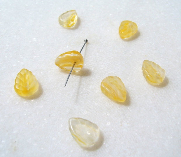 Margele sticla presata Cehia - frunze 3.5x8x10 mm