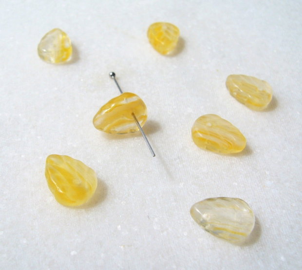Margele sticla presata Cehia - frunze 3.5x8x10 mm