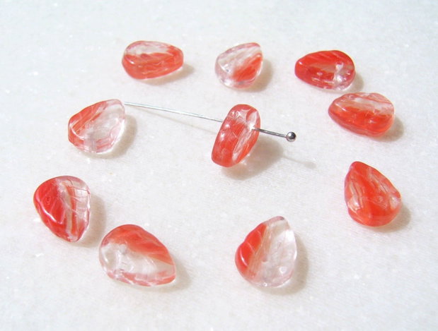 Margele sticla presata Cehia - frunze 3.5x8x10 mm