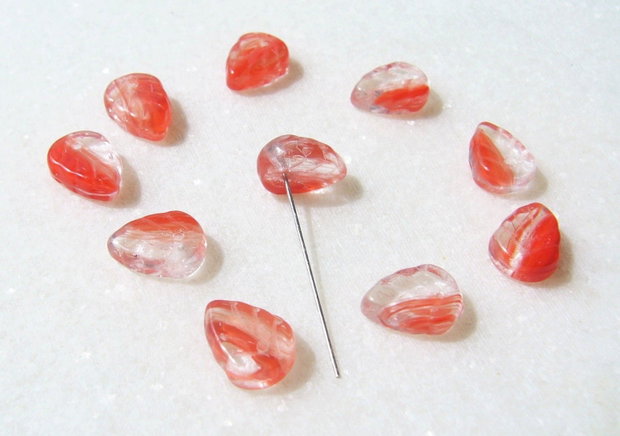 Margele sticla presata Cehia - frunze 3.5x8x10 mm