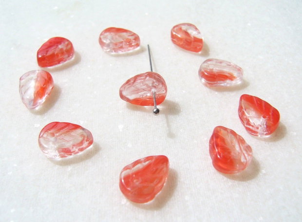 Margele sticla presata Cehia - frunze 3.5x8x10 mm