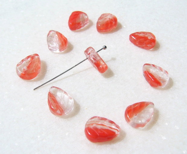 Margele sticla presata Cehia - frunze 3.5x8x10 mm