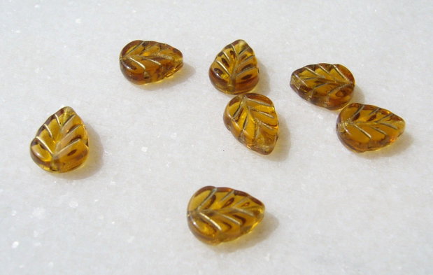 Margele sticla presata Cehia - frunze 3.5x8x10 mm