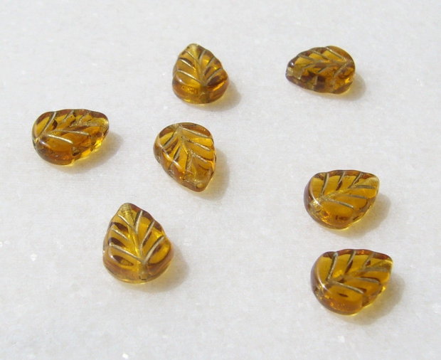 Margele sticla presata Cehia - frunze 3.5x8x10 mm