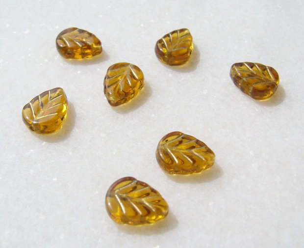 Margele sticla presata Cehia - frunze 3.5x8x10 mm