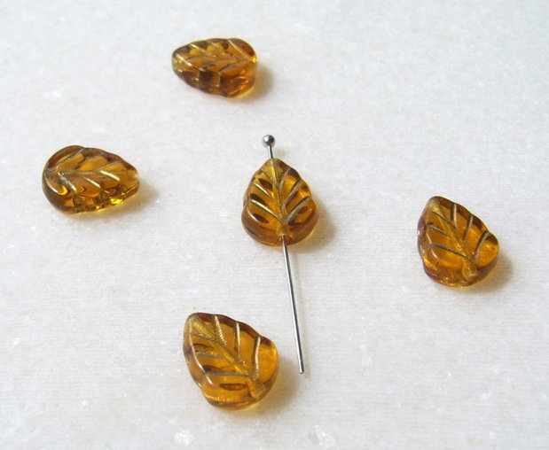 Margele sticla presata Cehia - frunze 3.5x8x10 mm
