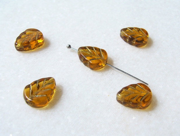 Margele sticla presata Cehia - frunze 3.5x8x10 mm