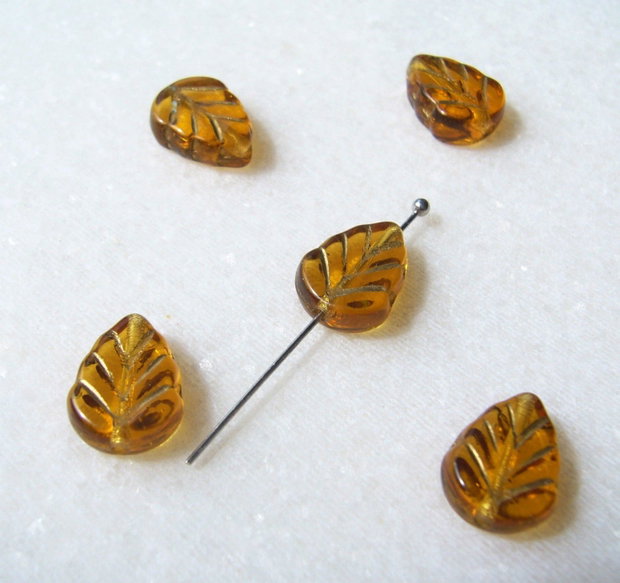 Margele sticla presata Cehia - frunze 3.5x8x10 mm