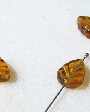 Margele sticla presata Cehia - frunze 3.5x8x10 mm