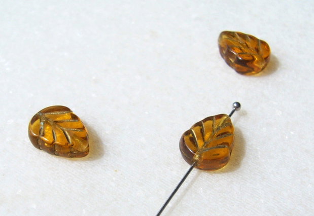 Margele sticla presata Cehia - frunze 3.5x8x10 mm