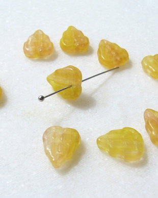 Margele sticla presata Cehia - frunze 3.5x9x11 mm