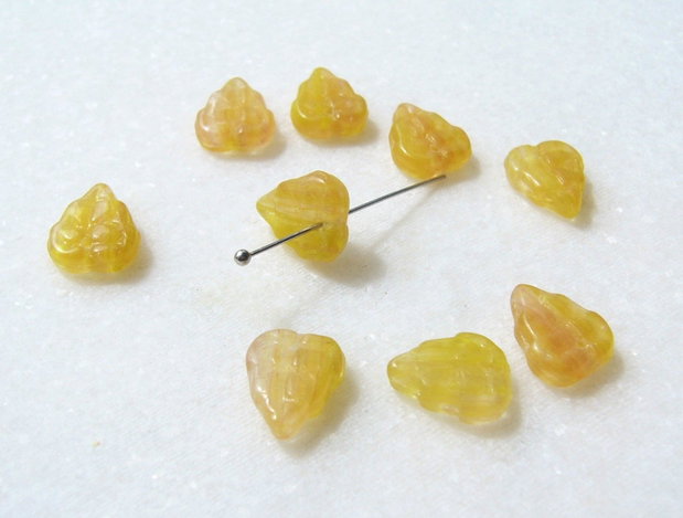Margele sticla presata Cehia - frunze 3.5x9x11 mm