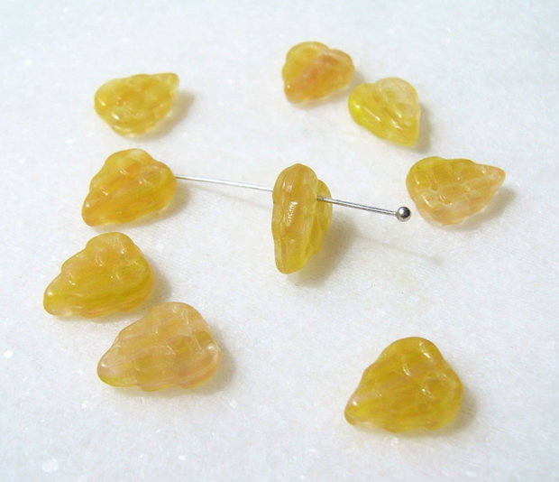 Margele sticla presata Cehia - frunze 3.5x9x11 mm