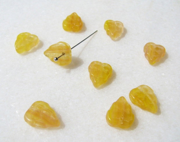 Margele sticla presata Cehia - frunze 3.5x9x11 mm