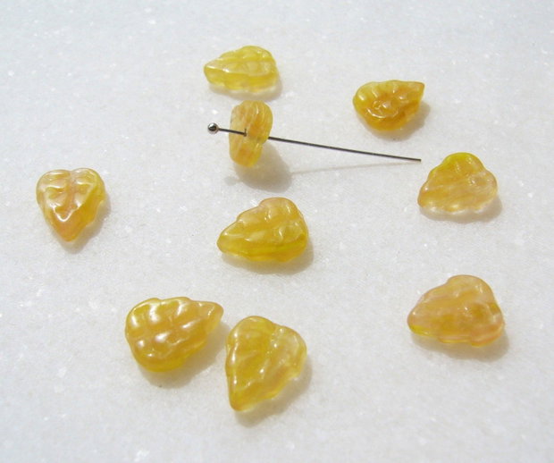 Margele sticla presata Cehia - frunze 3.5x9x11 mm
