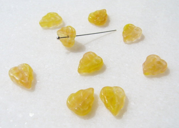 Margele sticla presata Cehia - frunze 3.5x9x11 mm