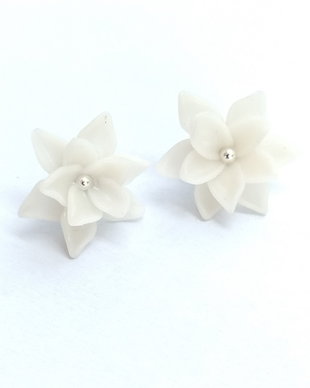 Cercei flori albe handmade  lut polimeric, design simplu și elegant