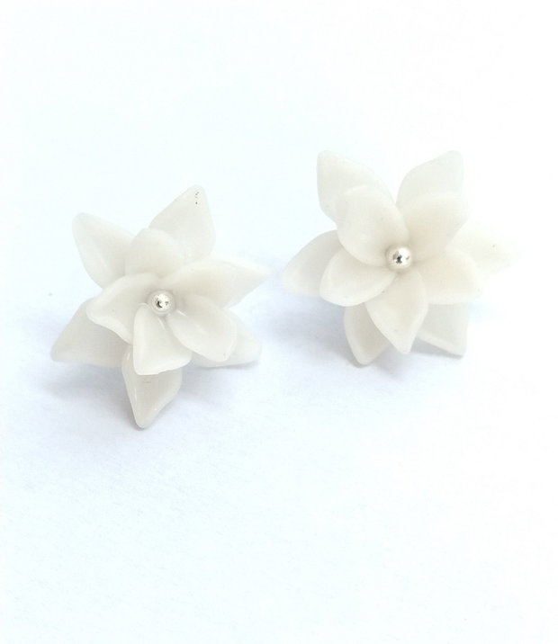 Cercei flori albe handmade  lut polimeric, design simplu și elegant