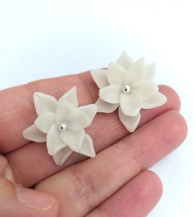 Cercei flori albe handmade  lut polimeric, design simplu și elegant